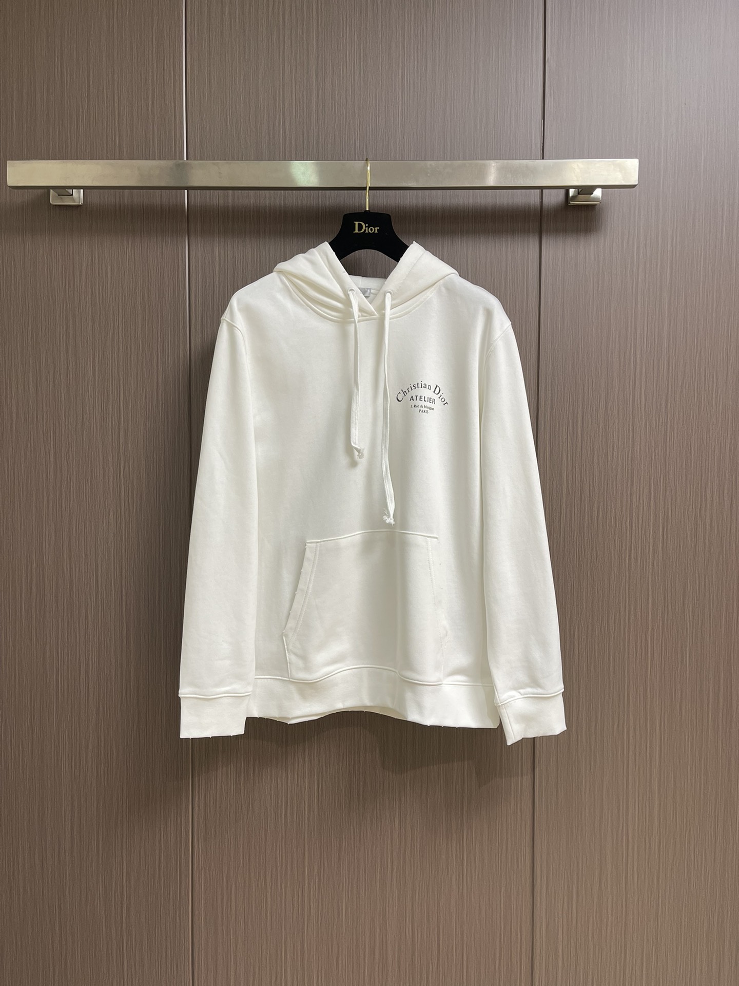 NO:529375,Dior 2025ss letter printed hooded sweatshirt, cotton velvet fish scale bottom fabric, joint series logo printing, hooded sweatshirt style, front kangaroo pocket, ribbed bottom edge and cuff, 32 double yarn + bottom is 10 yarn fish scale bottom fabric 450g; the hooded shoulder-falling loose style presents an elegant and fashionable feeling. Size M-XXL M-size 69cm long shoulder width 48cm bust 118cm L-size 71cm shoulder width 49cm bust 122cm XL-size 73cm shoulder width 50cm bust 126cm XXL-size 75cm shoulder width 51cm bust 130cm, dior,hoodie,sweatshirts,hats,alexander wang19860909Dior 2025ss字母印花连帽卫衣,棉质起绒鱼鳞底面料、联名系列标志印花、连帽卫衣版型、正面袋鼠式口袋、罗纹底边和袖口、面32支双纱＋底是10支纱鱼鳞底面料450g；连帽落肩宽松版型呈现出一种优雅、时尚的感觉.尺码M-XXL M码衣长69cm 肩宽48cm 胸围118cm L码衣长71cm 肩宽49cm 胸围122cm XL码衣长73cm 肩宽50cm 胸围126cm XXL码衣长75cm 肩宽51cm 胸围130cm,,dior,hoodie,sweatshirts,hats,alexander wang,Men's clothing