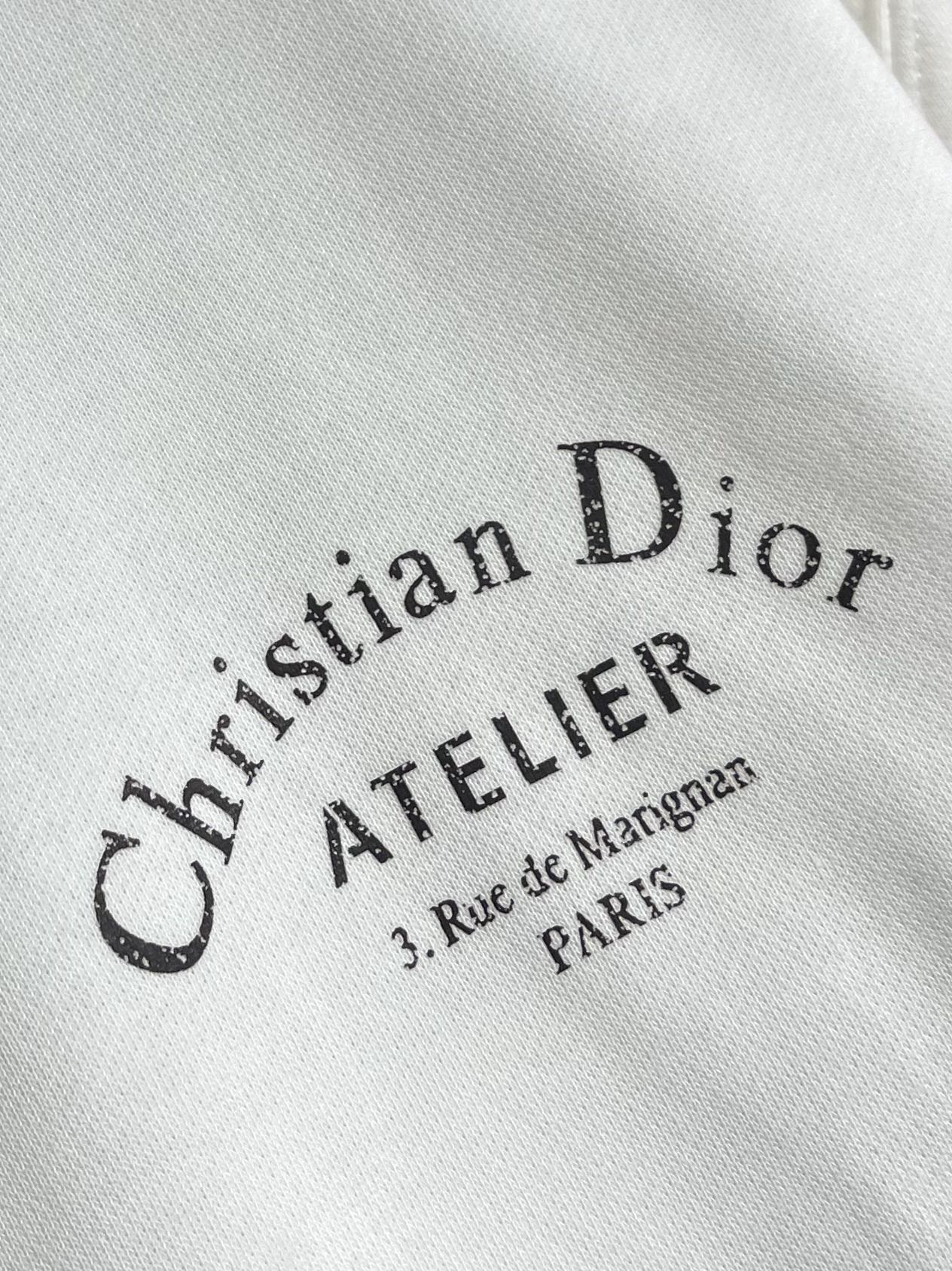 Dior 2025ss字母印花连帽卫衣，棉质起绒鱼鳞底面料、联名系列标志印花、连帽卫衣版型、正面袋鼠式口