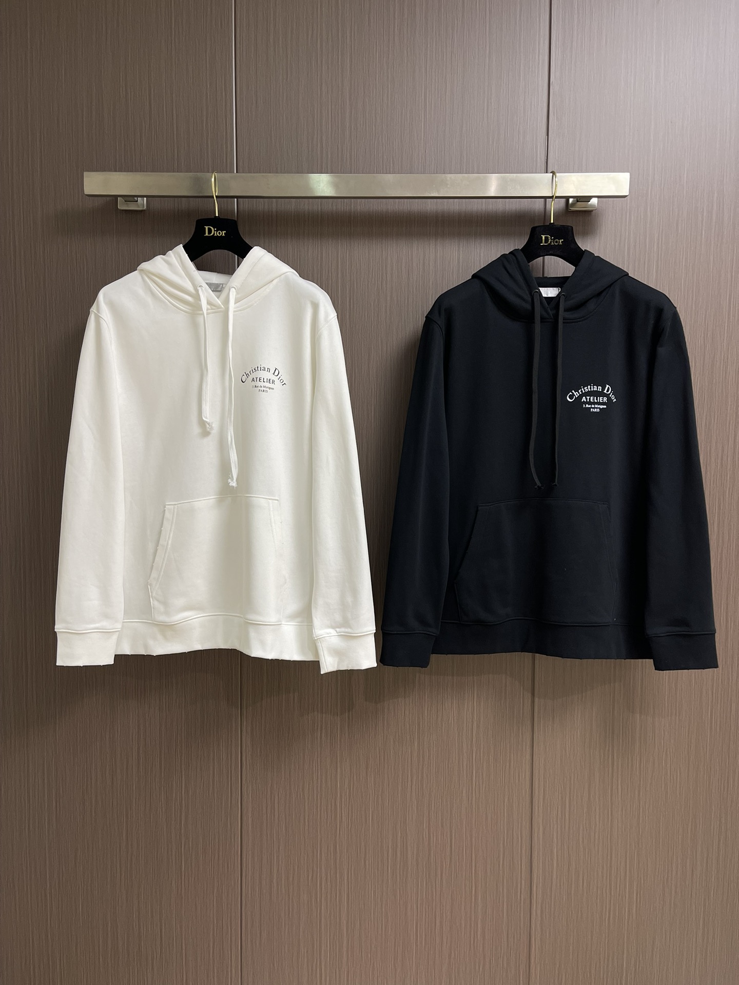 Dior 2025ss字母印花连帽卫衣，棉质起绒鱼鳞底面料、联名系列标志印花、连帽卫衣版型、正面袋鼠式口