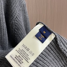 LV 胶囊系列灰色V领针织开衫,时尚与温暖的完美融合这款袖口字母长袖,无疑是时尚达人的衣橱必备。它的版型 LV 胶囊系列灰色V领针织开衫,时尚与温暖的完美融合这款袖口字母长袖,无疑是时尚达人的衣橱必备。它的版型