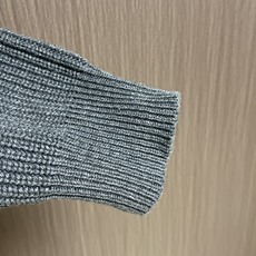 LV 胶囊系列灰色V领针织开衫,时尚与温暖的完美融合这款袖口字母长袖,无疑是时尚达人的衣橱必备。它的版型 LV 胶囊系列灰色V领针织开衫,时尚与温暖的完美融合这款袖口字母长袖,无疑是时尚达人的衣橱必备。它的版型