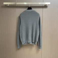 LV 胶囊系列灰色V领针织开衫,时尚与温暖的完美融合这款袖口字母长袖,无疑是时尚达人的衣橱必备。它的版型 LV 胶囊系列灰色V领针织开衫,时尚与温暖的完美融合这款袖口字母长袖,无疑是时尚达人的衣橱必备。它的版型