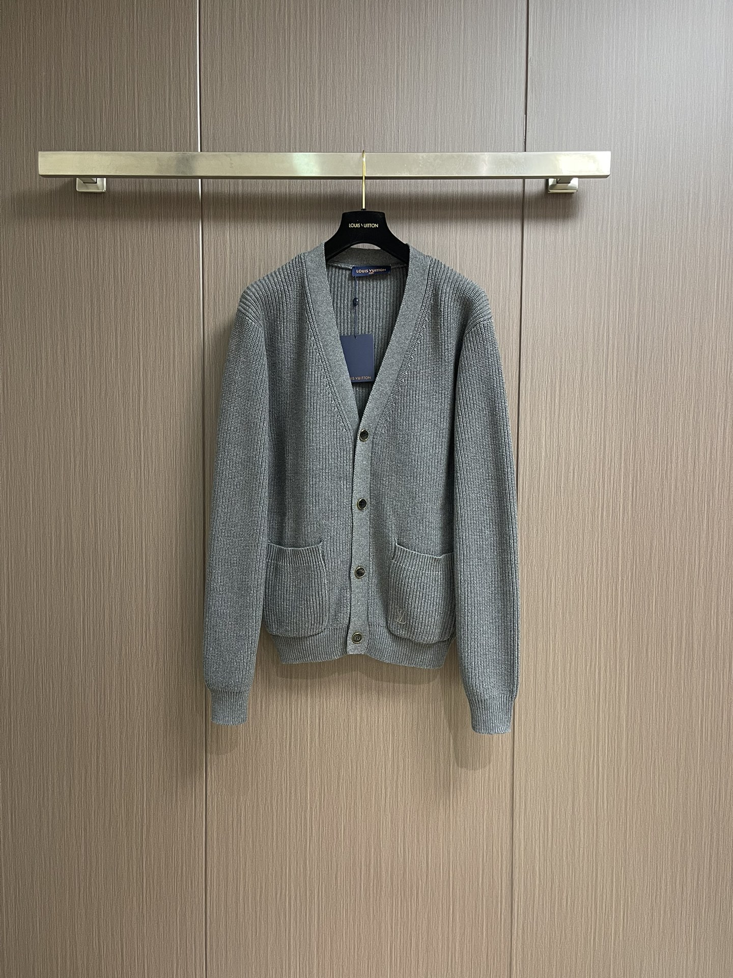 NO:523667,LV  The capsule series gray V-neck knitted cardigan is a perfect blend of fashion and warmth. This cuff letter long sleeve is undoubtedly a must-have for fashion experts. Its style is loose but neat, and it has a high tolerance for all figures. Whether it is single or layered, it can easily create a unique style. The main body uses soft and skin-friendly wool, which is extremely warm and has excellent resistance to the cold wind in the cold season. The carefully designed letter elements at the cuffs are the whole piece.  The finishing touch. The unique letter style, either simple and elegant, or unique, adds a sense of fashion and vitality to the overall look, allowing you to stand out from the crowd. The long-sleeved design fits the lines of the arm and is free to move. The style is easy to put on and off. Whether it is a casual style or an elegant temperament, it can be perfectly adapted. Wear this long sleeve of the cuff letter, and start a warm and fashionable autumn and winter journey. Size S-XL, louis  vuitton,alexander wang19860909LV 胶囊系列灰色V领针织开衫,时尚与温暖的完美融合这款袖口字母长袖,无疑是时尚达人的衣橱必备.它的版型宽松却不失利落,对各种身材都有着极高的包容度,无论是单穿还是叠穿,都能轻松打造出独特风格.主体选用柔软亲肤的毛线,保暖性极佳,在寒冷季节为你抵御凛冽寒风.而袖口处精心设计的字母元素,是整件的点睛之笔.独特的字母样式,或简约大气,或个性张扬,为整体造型增添了时尚感与活力,让你在人群中脱颖而出.长袖的设计贴合手臂线条,活动自如.的款式方便穿脱,无论是搭配打造休闲风,还是配上营造优雅气质,它都能完美适配.穿上这件袖口字母长袖,开启一场温暖又时尚的秋冬之旅.尺码S-XL,,louis vuitton,alexander wang,Men's clothing