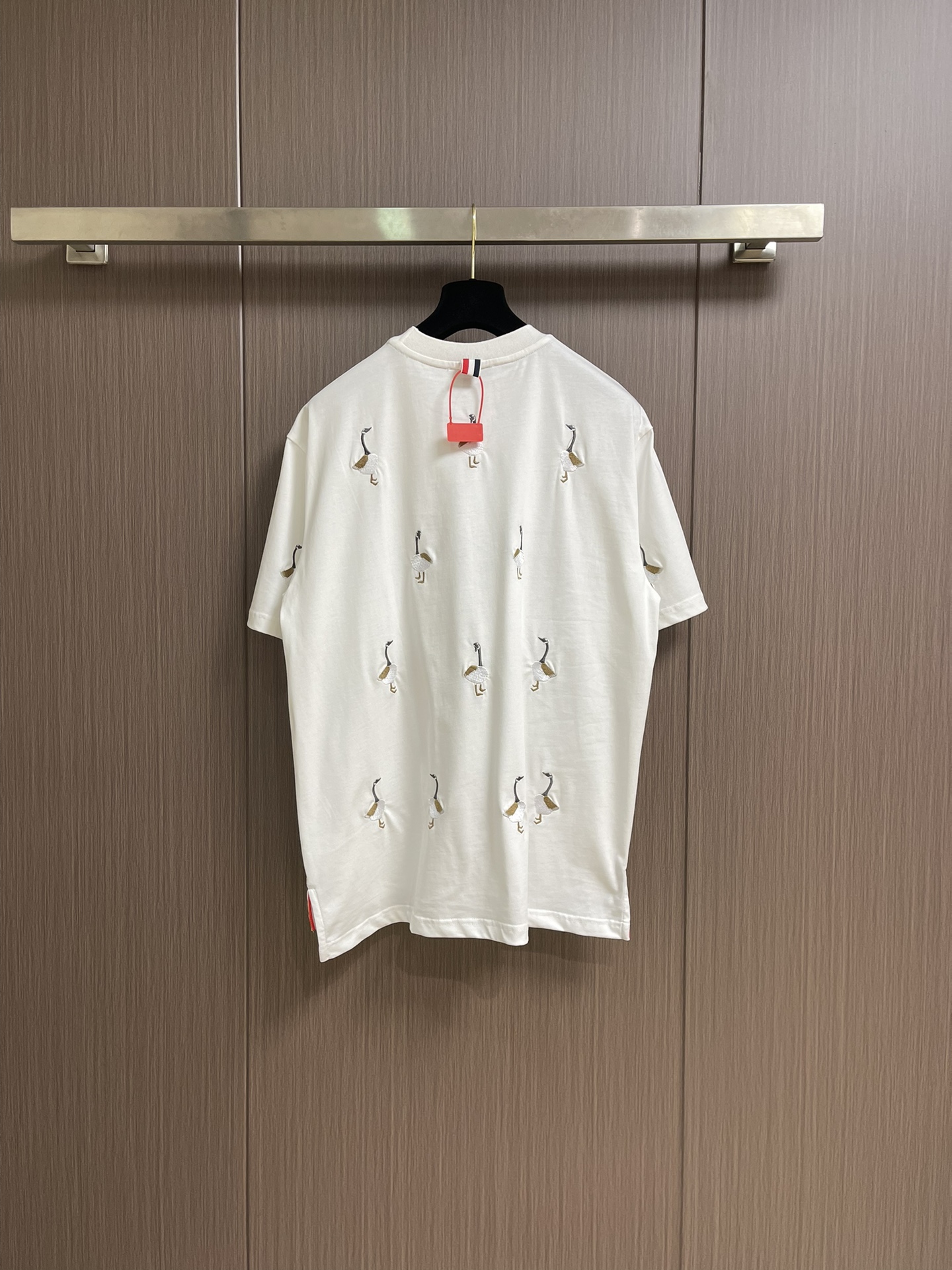 TB 大雁飞鸟刺绣T恤，面料采用240g克重纯棉面料，每件衣服都有预缩水处理，上身版型微阔挺拔，极具潮流