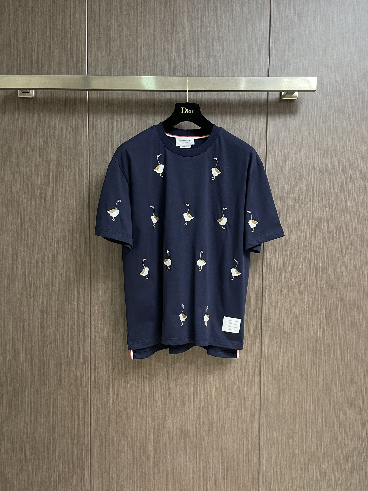 NO:523707,TB Eyes and Birds embroidered T-shirt, the fabric is made of 240g of pure cotton fabric, each piece of clothing is pre-shrinked, the upper body is slightly wide and upright, very fashionable and stylish, imported light-sensitive silk thread positioning embroidery. Size 1-2-3-4,,tees, t-shirt,alexander wang19860909TB 大雁飞鸟刺绣T恤,面料采用240g克重纯棉面料,每件衣服都有预缩水处理,上身版型微阔挺拔,极具潮流时尚感,进口光感丝线定位刺绣.尺码1-2-3-4,,tees，t-shirt,alexander wang,Men's clothing