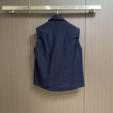 lP🆕 Loro Piana 双面穿无袖马甲外套,没有浮夸缀饰,唯有百年工艺沉淀的剪裁,贴合身体每一寸舒 lP🆕 Loro Piana 双面穿无袖马甲外套,没有浮夸缀饰,唯有百年工艺沉淀的剪裁,贴合身体每一寸舒