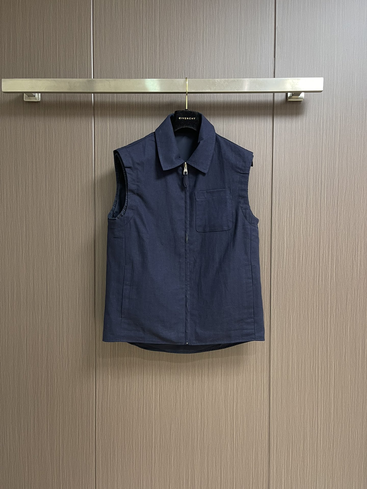 NO:523680,LP Loro Piana double-sided sleeveless vest jacket, without exaggeration, only the cut that has been precipitated by a century of craftsmanship, fits every inch of the body, can stand up for decentness in business, and is lazy when relaxed. The sleeveless design adds diversity of matching, smooth lines of the clothes, gives the body plenty of room for movement, adapts to diverse daily scenes, simple and neat, easy to layer and match, and adapts to various scenes, such as daily leisure, outdoor light sports, etc., to create a casual and casual style. Size S-XXL,,loro pigana,loro pigana, jackets & coats,alexander wang19860909LP Loro Piana 双面穿无袖马甲外套,没有浮夸缀饰,唯有百年工艺沉淀的剪裁,贴合身体每一寸舒展,商务时撑得起体面,休闲时松得出慵懒.无袖设计增添了搭配的多样性,衣身线条流畅,给予身体充足活动空间,适配多元日常场景,简约利落,便于叠穿搭配,适配多种场景,如日常休闲、户外轻运动等,打造休闲随性风格.尺码S-XXL,,loro piana,loro piana,jackets & coats,alexander wang,Men's clothing