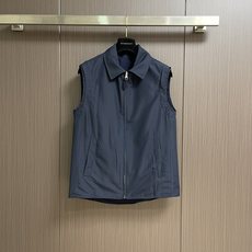 lP🆕 Loro Piana 双面穿无袖马甲外套,没有浮夸缀饰,唯有百年工艺沉淀的剪裁,贴合身体每一寸舒 lP🆕 Loro Piana 双面穿无袖马甲外套,没有浮夸缀饰,唯有百年工艺沉淀的剪裁,贴合身体每一寸舒