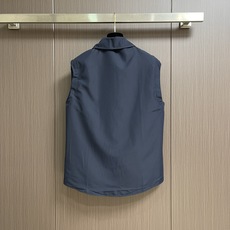 lP🆕 Loro Piana 双面穿无袖马甲外套,没有浮夸缀饰,唯有百年工艺沉淀的剪裁,贴合身体每一寸舒 lP🆕 Loro Piana 双面穿无袖马甲外套,没有浮夸缀饰,唯有百年工艺沉淀的剪裁,贴合身体每一寸舒