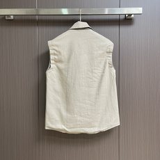 lP🆕 Loro Piana 双面穿无袖马甲外套,没有浮夸缀饰,唯有百年工艺沉淀的剪裁,贴合身体每一寸舒 lP🆕 Loro Piana 双面穿无袖马甲外套,没有浮夸缀饰,唯有百年工艺沉淀的剪裁,贴合身体每一寸舒