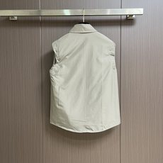 lP🆕 Loro Piana 双面穿无袖马甲外套,没有浮夸缀饰,唯有百年工艺沉淀的剪裁,贴合身体每一寸舒 lP🆕 Loro Piana 双面穿无袖马甲外套,没有浮夸缀饰,唯有百年工艺沉淀的剪裁,贴合身体每一寸舒