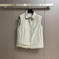 lP🆕 Loro Piana 双面穿无袖马甲外套,没有浮夸缀饰,唯有百年工艺沉淀的剪裁,贴合身体每一寸舒 lP🆕 Loro Piana 双面穿无袖马甲外套,没有浮夸缀饰,唯有百年工艺沉淀的剪裁,贴合身体每一寸舒