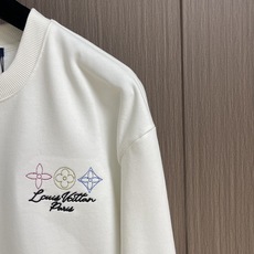 LV 2025SS秋冬新款情侣款圆领卫衣,品牌元素刺绣原版定制高克重双股面料制作,面料手感扎实,上手非常 LV 2025SS秋冬新款情侣款圆领卫衣,品牌元素刺绣原版定制高克重双股面料制作,面料手感扎实,上手非常