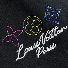 LV 2025SS秋冬新款情侣款圆领卫衣,品牌元素刺绣原版定制高克重双股面料制作,面料手感扎实,上手非常 LV 2025SS秋冬新款情侣款圆领卫衣,品牌元素刺绣原版定制高克重双股面料制作,面料手感扎实,上手非常