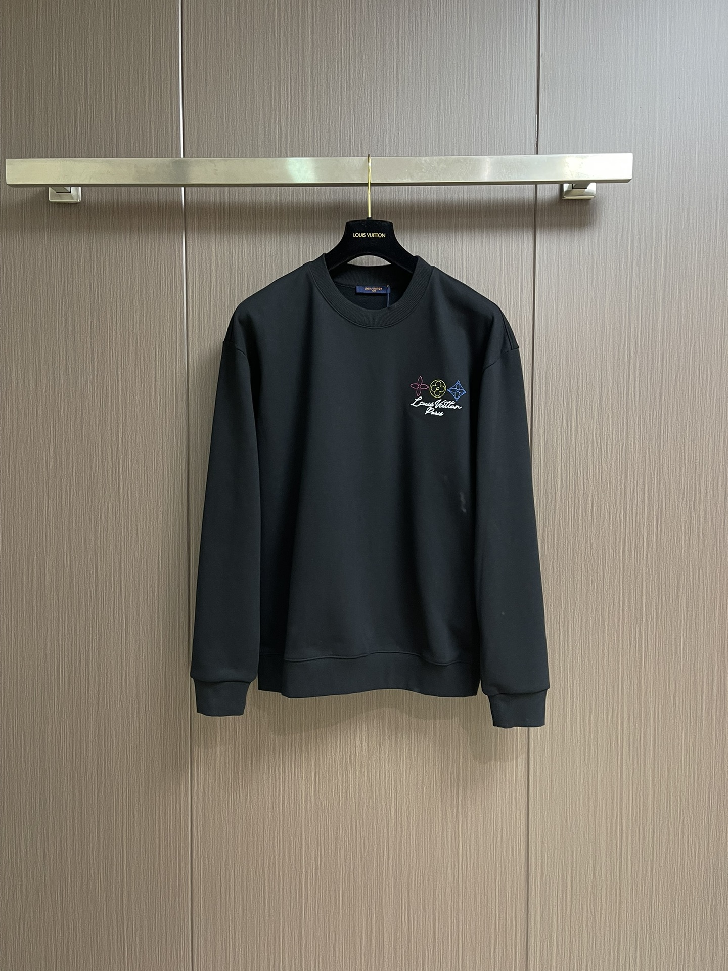 NO:523688,LV 2025SS autumn and winter new couple round neck sweatshirt, brand element embroidery original custom high-weight double-strand fabric made, the fabric feels solid, very classy, ​​close-fitting, soft and delicate, very delicate, and tasteful. It is a casual match, which is perfectly handsome and in line with the current trendy aesthetics. Customized 380g pure cotton double-strand fabric + threaded same-cage dyed fabric feels very comfortable. Size S-XL S size bust 110cm 68cm shoulder width 50cm M size bust 114cm 70cm shoulder width 52cm L size bust 118cm 72cm shoulder width 54cm XL size bust 122cm 74cm shoulder width 56cm,,louis vuitton,hoodie,sweatshirts,alexander  wang19860909LV 2025SS秋冬新款情侣款圆领卫衣,品牌元素刺绣原版定制高克重双股面料制作,面料手感扎实,上手非常有档次贴身柔软细腻,非常精致显品味,随意搭配各种都是妥妥的帅气符合当下的潮流审美.定制380克纯棉双股面料＋螺纹同缸染面料手感非常舒服 .尺码S-XL S码胸围110cm 衣长68cm 肩宽50cm M码胸围114cm 衣长70cm 肩宽52cm L码胸围118cm 衣长72cm 肩宽54cm XL码胸围122cm 衣长74cm 肩宽56cm,,louis vuitton,hoodie,sweatshirts,alexander wang,Men's clothing