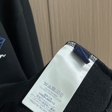 LV 2025SS秋冬新款情侣款圆领卫衣,品牌元素刺绣原版定制高克重双股面料制作,面料手感扎实,上手非常 LV 2025SS秋冬新款情侣款圆领卫衣,品牌元素刺绣原版定制高克重双股面料制作,面料手感扎实,上手非常