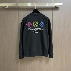 LV 2025SS秋冬新款情侣款圆领卫衣,品牌元素刺绣原版定制高克重双股面料制作,面料手感扎实,上手非常 LV 2025SS秋冬新款情侣款圆领卫衣,品牌元素刺绣原版定制高克重双股面料制作,面料手感扎实,上手非常