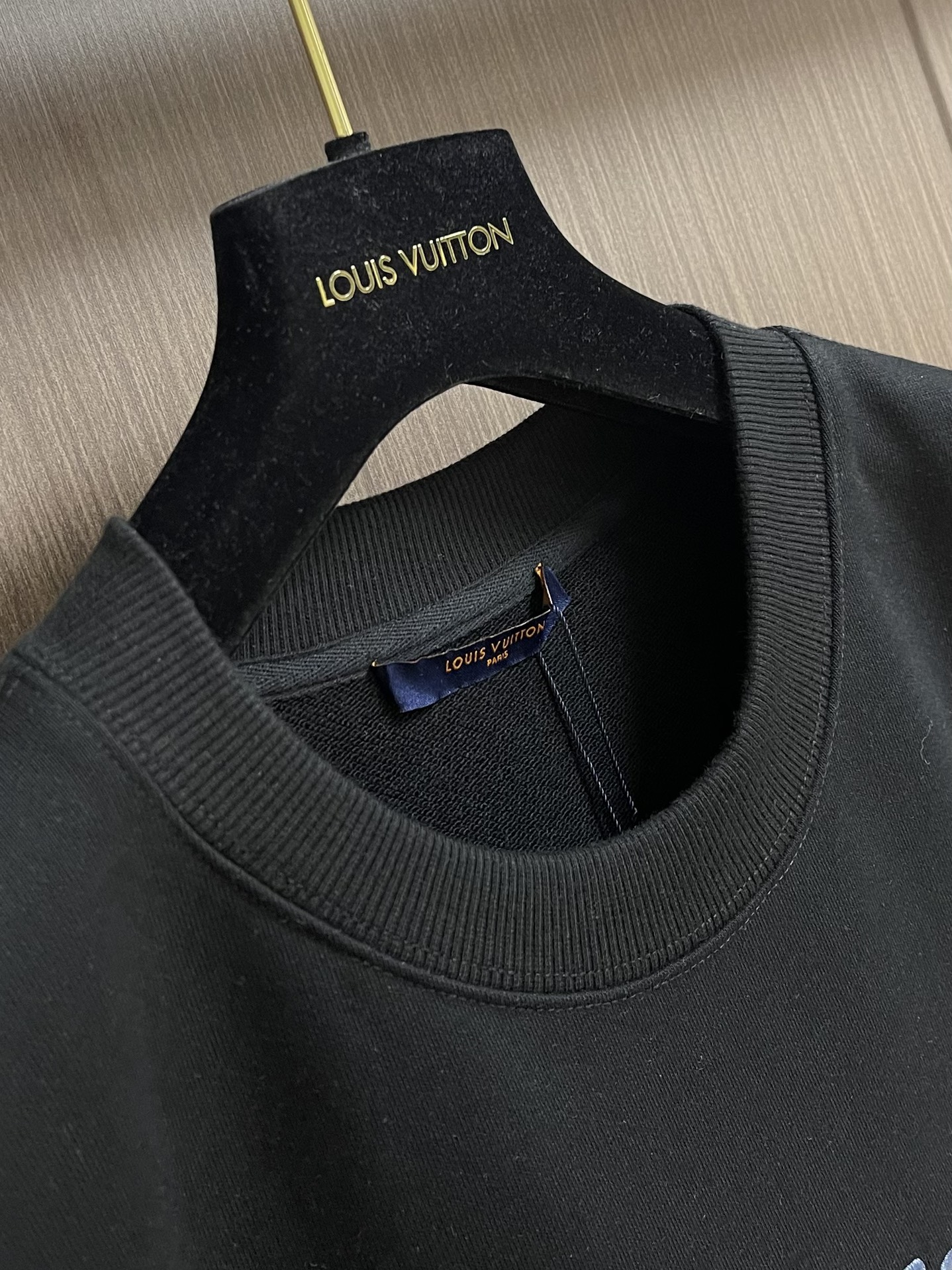 LV 2025 PharrellNigo合作刺绣樱花圆领卫衣，有机棉针织圆领卫衣，是优雅的2025秋冬系