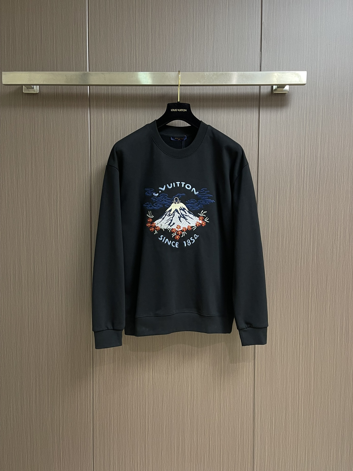 NO:523691,LV 2025 PharrellNigo collaborative embroidered cherry blossom round-neck sweatshirt, organic cotton knit round-neck sweatshirt, is part of the elegant autumn and winter series of 2025. This piece is the crystallization of the exclusive collaboration between Pharrell Williams and Nigo, and uses embroidery and inlay technology, which is very eye-catching. The original decoration depicts a volcano with Monogram pattern on the top of a volcano, with cherry blossoms and brand logo on the edge. Size S-XL Size bust 110cm 68cm 50cm Shoulder width 50cm M Size bust 114cm L Size bust 70cm Shoulder width 52cm L Size bust 118cm L Size bust 72cm Shoulder width 54cm XL Size bust 122cm L Size bust 74cm Shoulder width 56cm,,louis  vuitton, hoodie, sweatshirts, alexander wang19860909LV 2025 PharrellNigo合作刺绣樱花圆领卫衣,有机棉针织圆领卫衣,是优雅的2025秋冬系列的一部分.这件是 Pharrell Williams和Nigo独家合作的结晶,采用刺绣和嵌花工艺,十分抢眼.原创装饰描绘了一个火山顶上带有 Monogram 图案的,边上是樱花和品牌标志.尺码S-XL S码胸围110cm 衣长68cm 肩宽50cm M码胸围114cm 衣长70cm 肩宽52cm L码胸围118cm 衣长72cm 肩宽54cm XL码胸围122cm 衣长74cm 肩宽56cm,,louis vuitton,hoodie,sweatshirts,alexander wang,Men's clothing