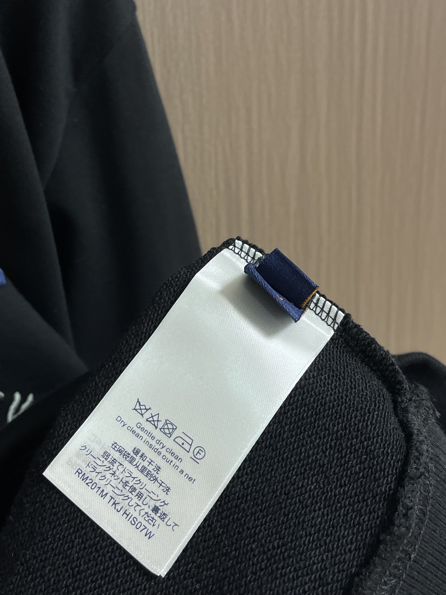 LV 2025 PharrellNigo合作刺绣樱花圆领卫衣，有机棉针织圆领卫衣，是优雅的2025秋冬系