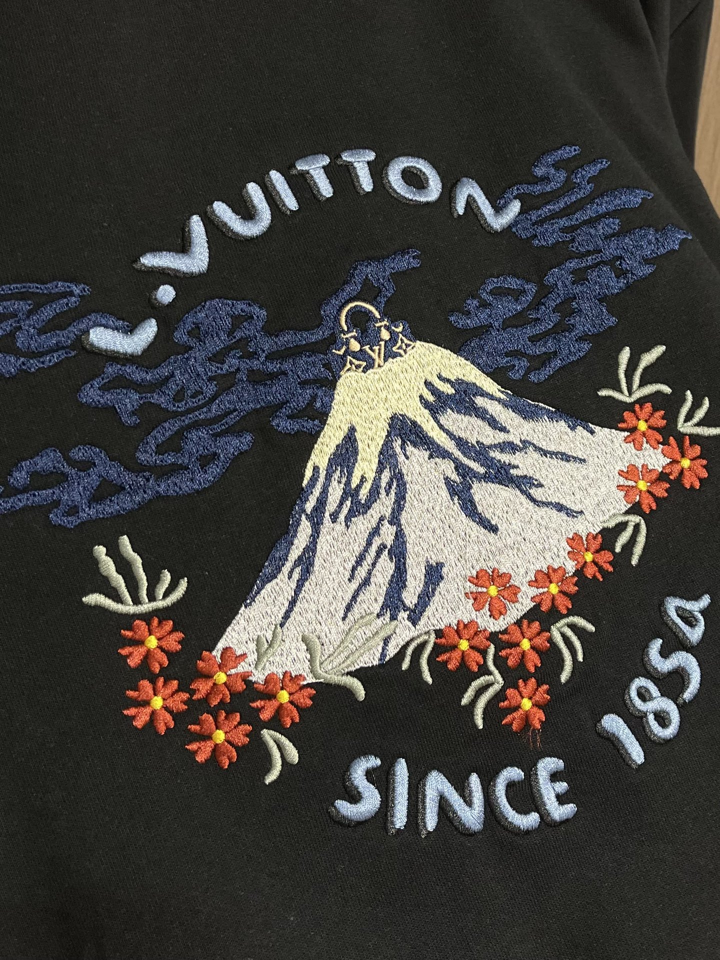 LV 2025 PharrellNigo合作刺绣樱花圆领卫衣，有机棉针织圆领卫衣，是优雅的2025秋冬系