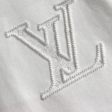 LV 2025Ss秋冬新款圆领卫衣,精美工艺圆领款,特制纯棉400克面料升级水洗大毛圈、柔软贴身科技面料 LV 2025Ss秋冬新款圆领卫衣,精美工艺圆领款,特制纯棉400克面料升级水洗大毛圈、柔软贴身科技面料