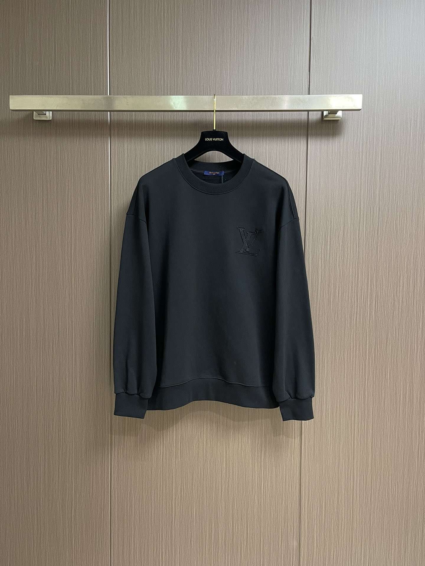 NO:523694,LV 2025Ss autumn and winter new round neck sweatshirt, exquisite craft round neck style, special pure cotton 400g fabric upgraded washing large terry, soft and close-fitting technology fabric, customized original thread, extremely high grade, exquisite craftsmanship, handsome upper body, size S-XL S bust 110cm long 68cm shoulder width 50cm M bust 114cm long 70cm shoulder width 52cm L bust 118cm long 72cm shoulder width 54cm XL bust 122cm long 74cm shoulder width 56cm, louis vuitton,hoodie,sweatshirts,alexander wang19860909LV 2025Ss秋冬新款圆领卫衣,精美工艺圆领款,特制纯棉400克面料升级水洗大毛圈、柔软贴身科技面料,定制原版螺纹,档次极高,工艺精湛,上身帅到爆,尺码S-XL S码胸围110cm 衣长68cm 肩宽50cm M码胸围114cm 衣长70cm 肩宽52cm L码胸围118cm 衣长72cm 肩宽54cm XL码胸围122cm 衣长74cm 肩宽56cm,,louis vuitton,hoodie,sweatshirts,alexander wang,Men's clothing