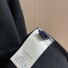 LV 2025Ss秋冬新款圆领卫衣,精美工艺圆领款,特制纯棉400克面料升级水洗大毛圈、柔软贴身科技面料 LV 2025Ss秋冬新款圆领卫衣,精美工艺圆领款,特制纯棉400克面料升级水洗大毛圈、柔软贴身科技面料