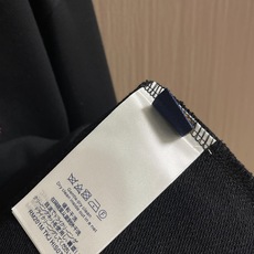 LV 前后幅乎剪烧花帖布磨烂刺绣圆领卫衣,定织定染420g毛毛圈全棉面料制成,面料手感厚实且有一定的自重 LV 前后幅乎剪烧花帖布磨烂刺绣圆领卫衣,定织定染420g毛毛圈全棉面料制成,面料手感厚实且有一定的自重