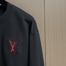 LV 前后幅乎剪烧花帖布磨烂刺绣圆领卫衣,定织定染420g毛毛圈全棉面料制成,面料手感厚实且有一定的自重 LV 前后幅乎剪烧花帖布磨烂刺绣圆领卫衣,定织定染420g毛毛圈全棉面料制成,面料手感厚实且有一定的自重