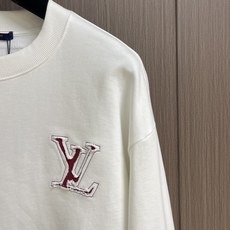 LV 前后幅乎剪烧花帖布磨烂刺绣圆领卫衣,定织定染420g毛毛圈全棉面料制成,面料手感厚实且有一定的自重 LV 前后幅乎剪烧花帖布磨烂刺绣圆领卫衣,定织定染420g毛毛圈全棉面料制成,面料手感厚实且有一定的自重
