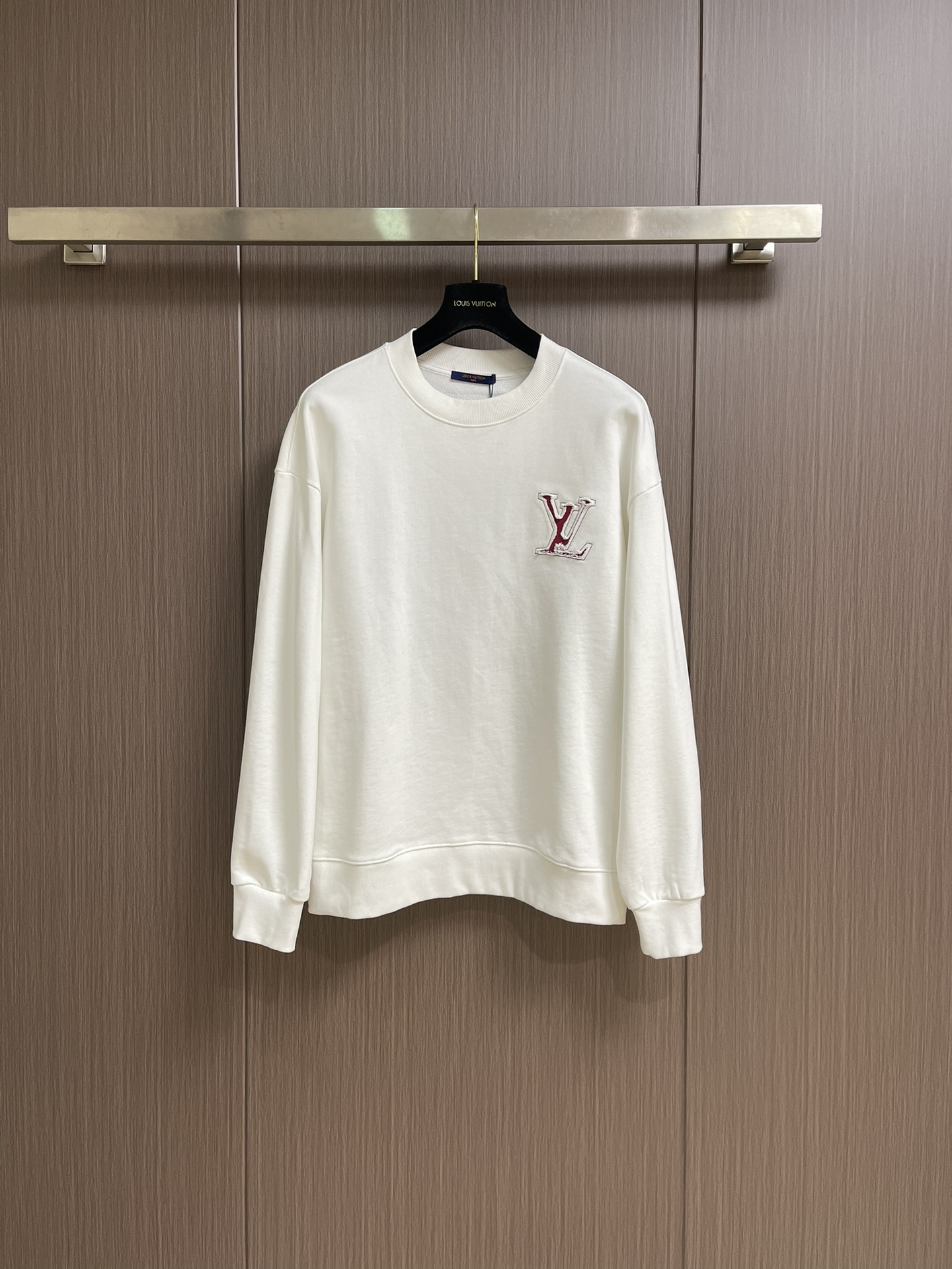 NO:523697,LV, with a grinding and embroidered round-neck sweatshirt, made of 420g wool rings, made of cotton fabric with thick feel and a certain sense of self-weight. It is close to the body and skin-friendly and warm, and you can't feel any thorn discomfort!  The front and back lines are hand-cut and burnt flower letter embroidery, and the three-dimensional pattern formed by the embroidery handle inside makes the embroidery pattern more three-dimensional and prominent red grinding technology. The style is very fashionable and young, and it is also the type of single item that everyone needs. It is basic and versatile and detailed elements. It is very handsome whether worn alone or in the inner layer!  Size S-XL Size bust 110cm Length 68cm Shoulder width 50cm M Size bust 114cm Length 70cm Shoulder width 52cm L Size bust 118cm Length 72cm Shoulder width 54cm XL Size bust 122cm Length 74cm Shoulder width 56cm, louis vuitton,hoodie,sweatshirts,alexander wang19860909LV 前后幅乎剪烧花帖布磨烂刺绣圆领卫衣,定织定染420g毛毛圈全棉面料制成,面料手感厚实且有一定的自重感,贴身亲肤保暖性极佳,丝毫感受不到任何扎刺不适感！前后幅手剪烧花帖布字母刺绣,利用绣花把在里面而形成的立体图案,使刺绣花样更具有立体感,突出的红色磨烂工艺.版型非常时尚显年轻的os版型,也是人人都需要的那种单品,基础百搭又有细节化元素,无论单穿或是内搭都帅气十足！尺码S-XL S码胸围110cm 衣长68cm 肩宽50cm M码胸围114cm 衣长70cm 肩宽52cm L码胸围118cm 衣长72cm 肩宽54cm XL码胸围122cm 衣长74cm 肩宽56cm,,louis vuitton,hoodie,sweatshirts,alexander wang,Men's clothing