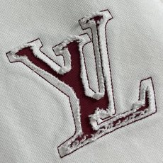 LV 前后幅乎剪烧花帖布磨烂刺绣圆领卫衣,定织定染420g毛毛圈全棉面料制成,面料手感厚实且有一定的自重 LV 前后幅乎剪烧花帖布磨烂刺绣圆领卫衣,定织定染420g毛毛圈全棉面料制成,面料手感厚实且有一定的自重