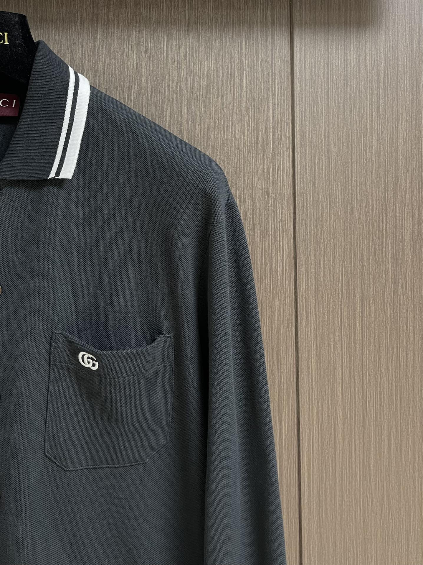 GUCCI 2025ss新款饰刺绣珠刺绣G字母口袋地棉长袖Polo衫，帅气时尚，胸前精致密织刺绣字母lo