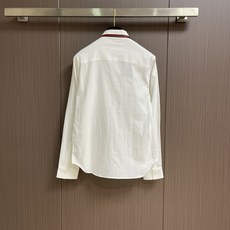 GUCCI 2025ss新款牛津布棉质衬衫,衣领通体饰条纹织带,珍珠母贝纽扣凸显迷人巧致。质感挺括又亲肤 GUCCI 2025ss新款牛津布棉质衬衫,衣领通体饰条纹织带,珍珠母贝纽扣凸显迷人巧致。质感挺括又亲肤