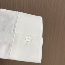 GUCCI 2025ss新款牛津布棉质衬衫,衣领通体饰条纹织带,珍珠母贝纽扣凸显迷人巧致。质感挺括又亲肤 GUCCI 2025ss新款牛津布棉质衬衫,衣领通体饰条纹织带,珍珠母贝纽扣凸显迷人巧致。质感挺括又亲肤
