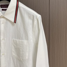 GUCCI 2025ss新款牛津布棉质衬衫,衣领通体饰条纹织带,珍珠母贝纽扣凸显迷人巧致。质感挺括又亲肤 GUCCI 2025ss新款牛津布棉质衬衫,衣领通体饰条纹织带,珍珠母贝纽扣凸显迷人巧致。质感挺括又亲肤