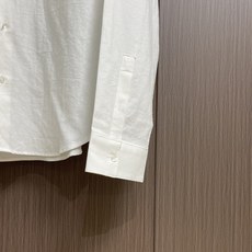 GUCCI 2025ss新款牛津布棉质衬衫,衣领通体饰条纹织带,珍珠母贝纽扣凸显迷人巧致。质感挺括又亲肤 GUCCI 2025ss新款牛津布棉质衬衫,衣领通体饰条纹织带,珍珠母贝纽扣凸显迷人巧致。质感挺括又亲肤