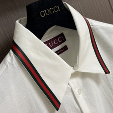 GUCCI 2025ss新款牛津布棉质衬衫,衣领通体饰条纹织带,珍珠母贝纽扣凸显迷人巧致。质感挺括又亲肤 GUCCI 2025ss新款牛津布棉质衬衫,衣领通体饰条纹织带,珍珠母贝纽扣凸显迷人巧致。质感挺括又亲肤
