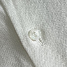 GUCCI 2025ss新款牛津布棉质衬衫,衣领通体饰条纹织带,珍珠母贝纽扣凸显迷人巧致。质感挺括又亲肤 GUCCI 2025ss新款牛津布棉质衬衫,衣领通体饰条纹织带,珍珠母贝纽扣凸显迷人巧致。质感挺括又亲肤