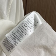 GUCCI 2025ss新款牛津布棉质衬衫,衣领通体饰条纹织带,珍珠母贝纽扣凸显迷人巧致。质感挺括又亲肤 GUCCI 2025ss新款牛津布棉质衬衫,衣领通体饰条纹织带,珍珠母贝纽扣凸显迷人巧致。质感挺括又亲肤