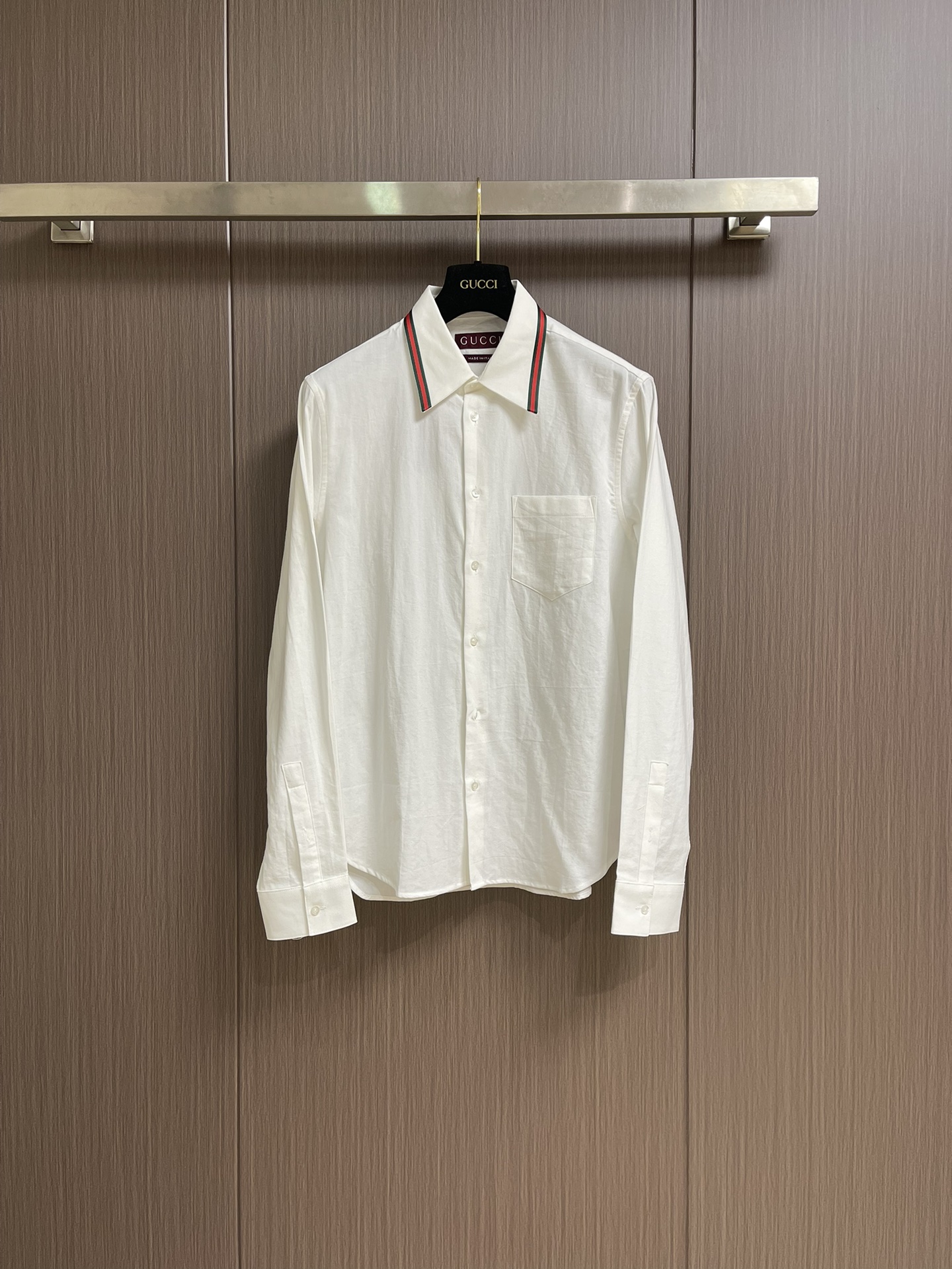 NO:523713,GUCCI 2025ss new Oxford cotton shirt, with striped webbing on the collar and mother-of-pearl buttons that highlight the charming and ingeniousness. The texture is crisp and skin-friendly, and it is suitable for daily commuting and leisure outing. The red and green webbing decoration at the collar is a classic presentation of the G brand gene. The webbing has a bright color and fine workmanship, which collides with pure white Oxford cotton, instantly enhances the visual focus, and shows brand recognition in a low-key manner. The simple style is matched with the chest pocket, and the details show the neat style, which makes it easy to handle exquisite outfits. Size 39-40-42-44 S-XL,,gucci,shirts,alexander wang19860909GUCCI 2025ss新款牛津布棉质衬衫,衣领通体饰条纹织带,珍珠母贝纽扣凸显迷人巧致.质感挺括又亲肤,日常通勤、休闲出街都适配.领口处红绿织带装饰,是G品牌基因的经典呈现.织带配色鲜明、做工精细,与纯净白色牛津棉碰撞,瞬间提升视觉焦点,低调中彰显品牌辨识度, 简约版型搭配胸前口袋,细节处彰显利落格调,轻松拿捏精致穿搭.尺码39-40-42-44 S-XL,,gucci,shirts,alexander wang,Men's clothing