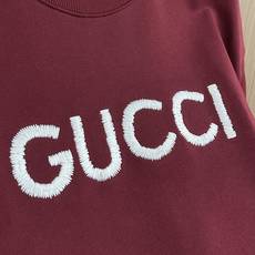 GUCCI 2025ss新款经典简约撞色胸前重工刺绣纯棉圆领卫衣,一贯风格,经典红白撞色,万针刺绣,使精 GUCCI 2025ss新款经典简约撞色胸前重工刺绣纯棉圆领卫衣,一贯风格,经典红白撞色,万针刺绣,使精