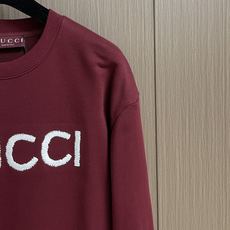 GUCCI 2025ss新款经典简约撞色胸前重工刺绣纯棉圆领卫衣,一贯风格,经典红白撞色,万针刺绣,使精 GUCCI 2025ss新款经典简约撞色胸前重工刺绣纯棉圆领卫衣,一贯风格,经典红白撞色,万针刺绣,使精