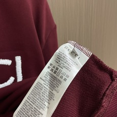GUCCI 2025ss新款经典简约撞色胸前重工刺绣纯棉圆领卫衣,一贯风格,经典红白撞色,万针刺绣,使精 GUCCI 2025ss新款经典简约撞色胸前重工刺绣纯棉圆领卫衣,一贯风格,经典红白撞色,万针刺绣,使精