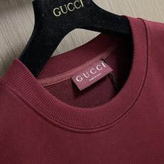 GUCCI 2025ss新款经典简约撞色胸前重工刺绣纯棉圆领卫衣,一贯风格,经典红白撞色,万针刺绣,使精 GUCCI 2025ss新款经典简约撞色胸前重工刺绣纯棉圆领卫衣,一贯风格,经典红白撞色,万针刺绣,使精