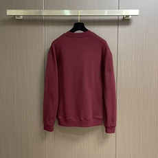 GUCCI 2025ss新款经典简约撞色胸前重工刺绣纯棉圆领卫衣,一贯风格,经典红白撞色,万针刺绣,使精 GUCCI 2025ss新款经典简约撞色胸前重工刺绣纯棉圆领卫衣,一贯风格,经典红白撞色,万针刺绣,使精