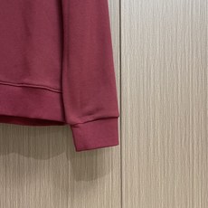 GUCCI 2025ss新款经典简约撞色胸前重工刺绣纯棉圆领卫衣,一贯风格,经典红白撞色,万针刺绣,使精 GUCCI 2025ss新款经典简约撞色胸前重工刺绣纯棉圆领卫衣,一贯风格,经典红白撞色,万针刺绣,使精