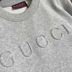 GUCCI 2025ss新款经典简约胸前压花纯棉圆领卫衣,一贯风格,经典配色,使精细的陈列图案能完美无瑕 GUCCI 2025ss新款经典简约胸前压花纯棉圆领卫衣,一贯风格,经典配色,使精细的陈列图案能完美无瑕