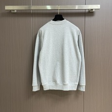GUCCI 2025ss新款经典简约胸前压花纯棉圆领卫衣,一贯风格,经典配色,使精细的陈列图案能完美无瑕 GUCCI 2025ss新款经典简约胸前压花纯棉圆领卫衣,一贯风格,经典配色,使精细的陈列图案能完美无瑕